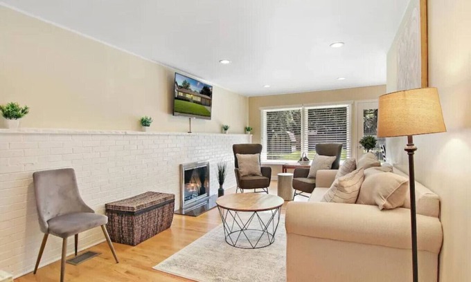 Libertyville Casa | DT Libertyville home w/ 2 Fireplaces by Navy Base!