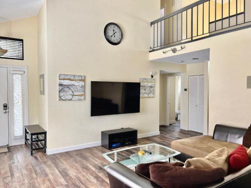 Northeast Reno Casa | DT Reno - 4BR Home with Patio, BBQ Grill, Games Room