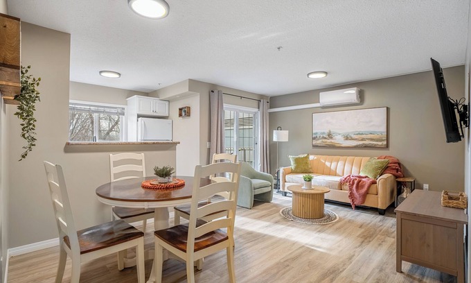 East Village Condominio | DT Riverside condo near Saddledome, UG parking, AC, 2 bedrooms