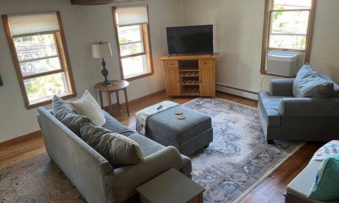 Amesbury Apartamento | Dtwn Amesbury! 15 mins to beach!