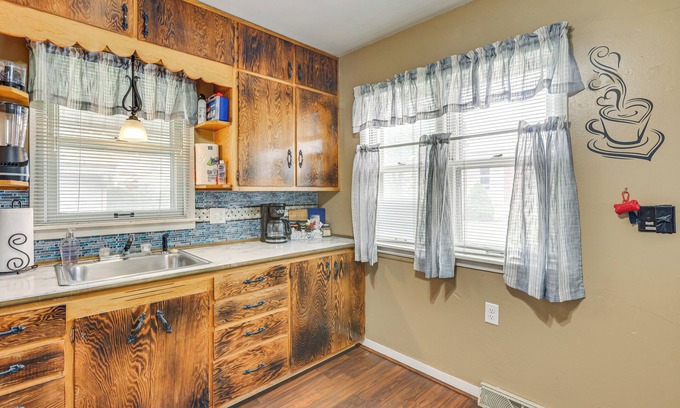 Belleville Cabaña | Dtwn Belleville Home w/ Yard < 1 Mi to High Banks