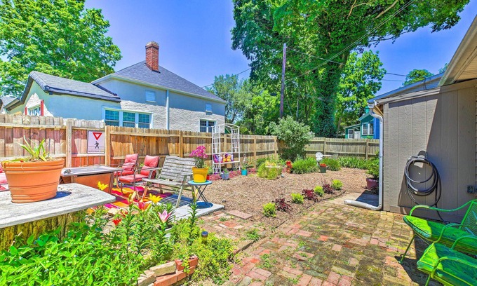 Elizabethtown Casa | Dtwn Elizabethtown Home w/ Fire Pit & Gas Grill!