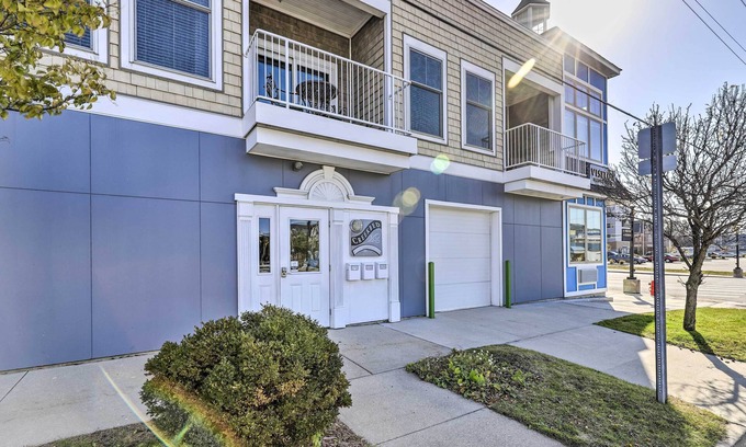 Ludington Condominio | Dtwn Ludington Condo: Balcony, Walk To Beach!