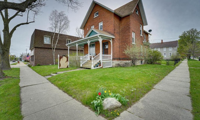Manistee Casa | Dtwn Victorian Home - 1 Mi to Lake Michigan Beach!