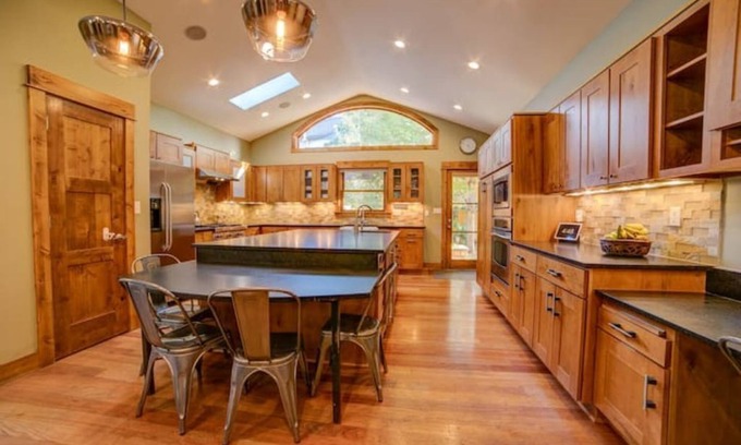 University Casa | DU/Wash Park Dream Home!--6 Bed/5 bath + Gym & Office