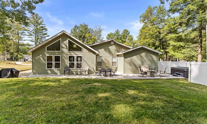 Kendall Casa | Dual Home: Lakefront, Big Yard, Hot Tub, Fire Pit