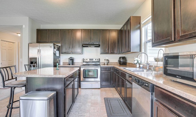 Dublin Casa | Dublin Rental ~ 10 Mi to Ohio State University!