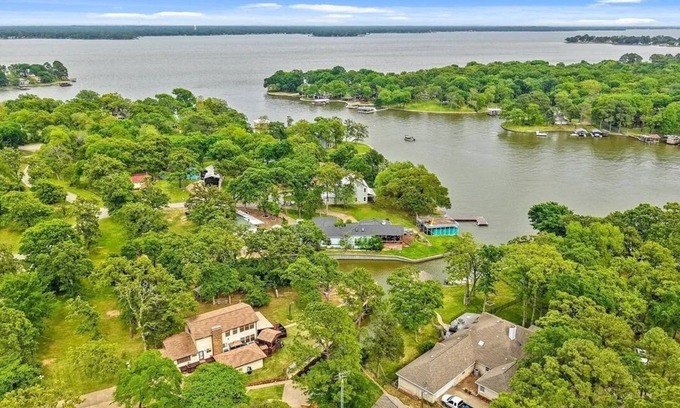 Tool Casa | Duck Inn Lakefront Retreat on Cedar Creek Lake 4BR/3BA Dock + Spacious Yard