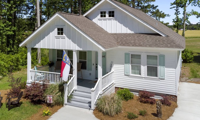 Oriental Casa | Duck's Roost Cottage - Cozy and Convenient!