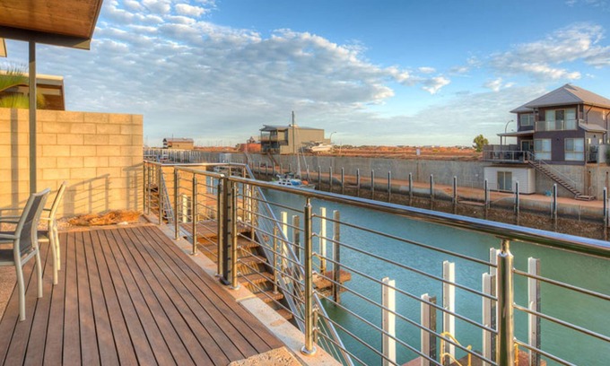 Exmouth Villa | Gran villa de dos pisos en los canales con un embarcadero privado.