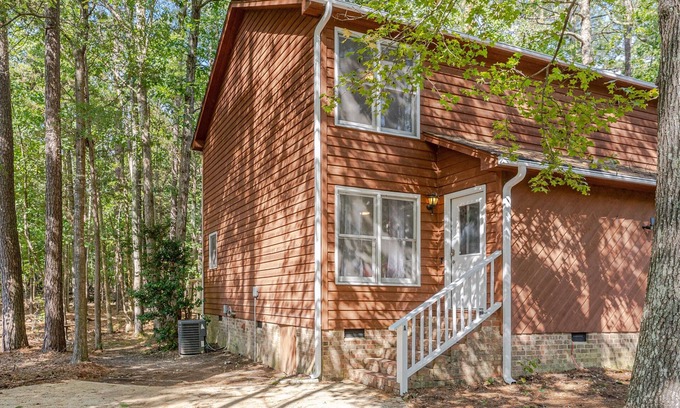 Durham Apartamento | Duke 2BR @ American Village Townhouse w/ FAST internet
