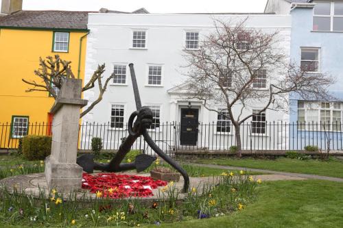 Lyme Regis Apartamento | Duke of Monmouth penthouse luxury apartment Lyme Regis 3 bedroom parking Hot tub Garden dog friendly