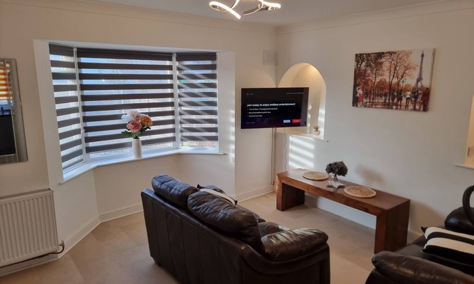 Newark upon Trent Casa | Dulverton 3 bed house with off road parking close to M1 motorway sleeps up to 6