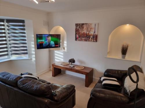 Newark upon Trent Casa | Dulverton house - 3 bed house/sleeps 6+ driveway+close to M1
