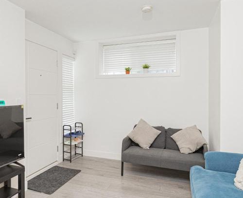 Knight Casa | Dumfries Guest Room in Vancouver