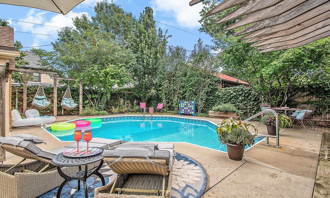 Aksarben - Elmwood Park Casa | Dundee Gem, heated salt water pool, holiday décor