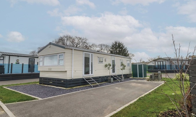 Hayling Island Cabaña | DUNLIN WALK 13, pet friendly, with pool in Hayling Island