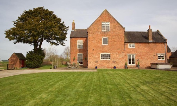Tamworth Casa | Dunnimere Farm stay with Hot Tub - up to 20