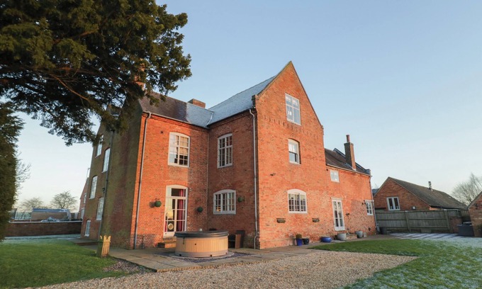 Tamworth Cabaña | DUNNIMERE FARMHOUSE, pet friendly, with hot tub in Tamworth
