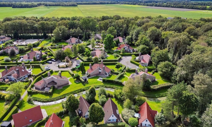 Zwiggelte Casa | Dunnock I Home with Fireplace in Surrounding Garden