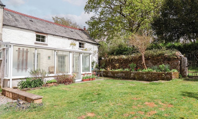 Clearbrook Cabaña | DUNRIDGE COTTAGE, pet friendly, with open fire in Horrabridge