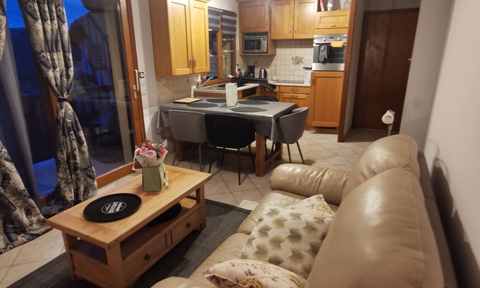 Menthon-Saint-Bernard Apartamento | Duplex apartment in village house close to shops, transport and lake