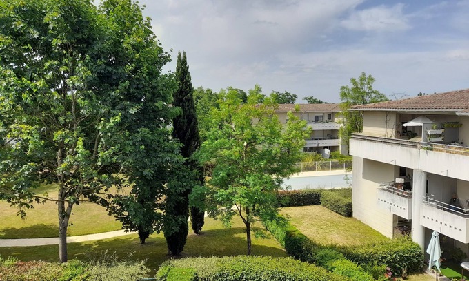Ambares-et-Lagrave Apartamento | Duplex apartment with swimming pool and secure parking 20 minutes from Bordeaux.
