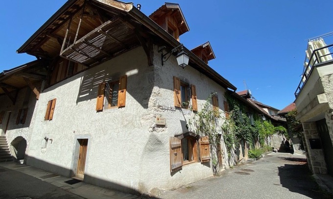 Duingt Apartamento | Duplex apartment 120m from Lake Annecy, in the heart of the medieval village of Duingt
