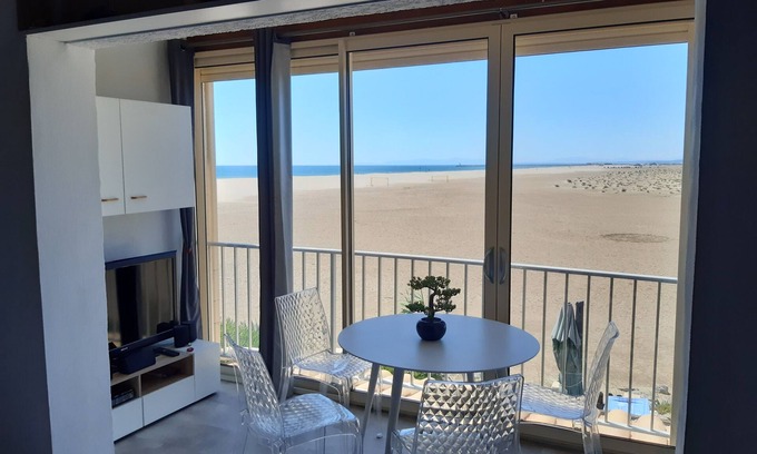 Les Ayguades Apartamento | Duplex apartment on the beach with sea and mountain views