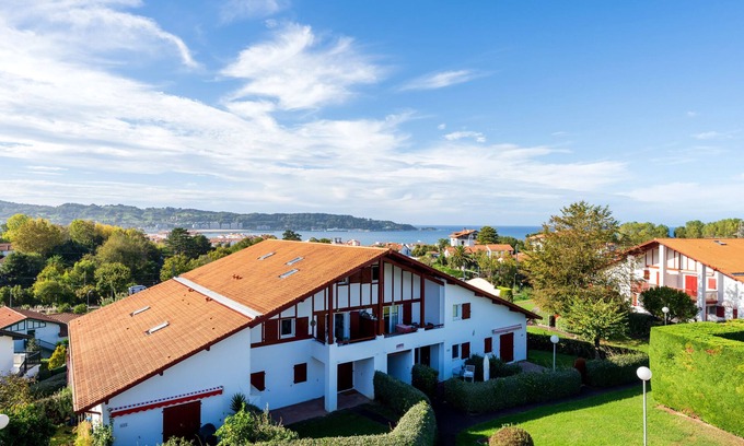 Hendaye Apartamento | Apartamento dúplex con piscina compartida y vistas al mar
