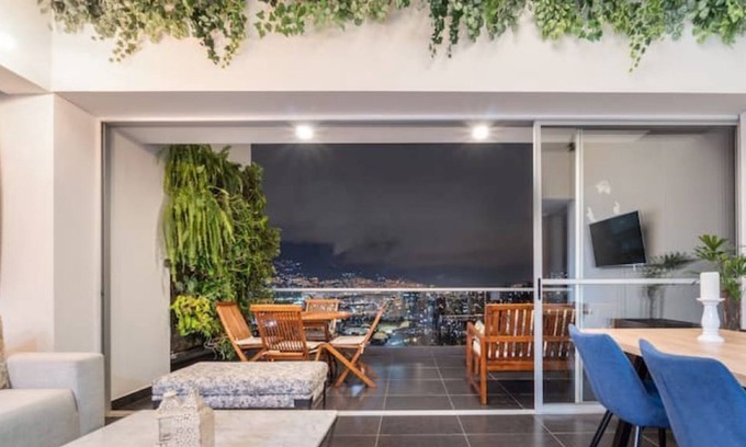 El Castillo Apartamento | Duplex apt w/ gym, jacuzzi, terrace & views