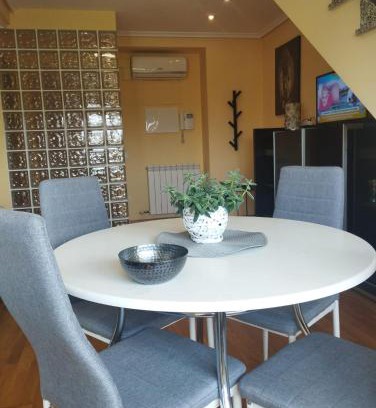 Villamediana de Iregua Apartamento | Duplex con terraza y vistas a la montaña internet aire acondicionado frente a piscinas públicas