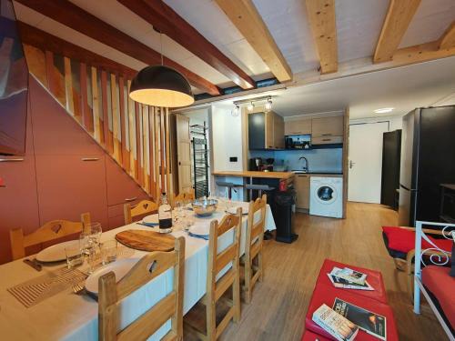 Val-Thorens Apartamento | Duplex cosy 6 pers, 39m², 3 chambres, balcon, accès direct aux pistes, centre Val Thorens - FR-1-545-46