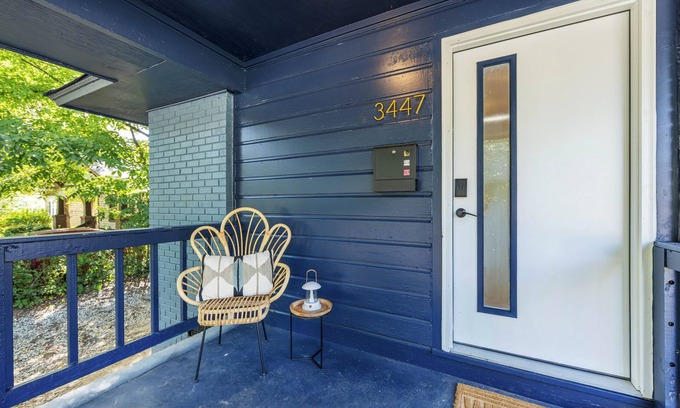 North Charlotte Casa | {Duplex Delight in Plaza Shamrock - Twice the Beds, Twice the Sass.}