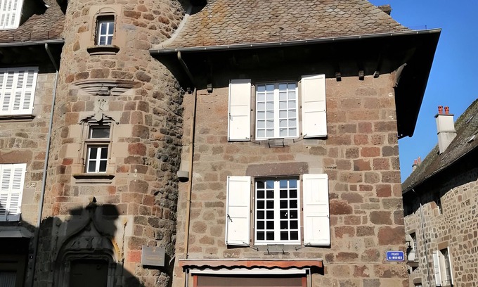 Vic-sur-Cere Casa | Duplex of the House Known as the Princes of Monaco