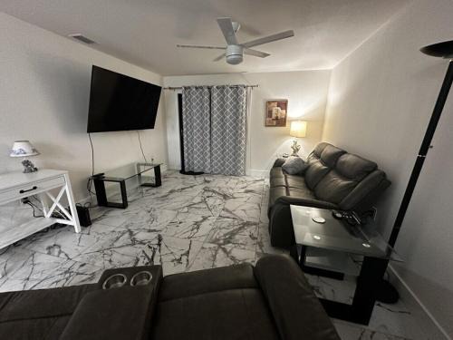Oakland Hills Casa | Duplex on CANAL all updated new furniture