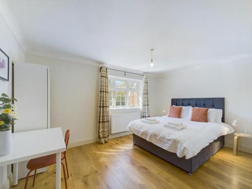 Redhill Apartamento | Duplex Redhill town centre Apt by Livingo Stays