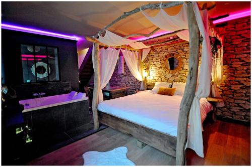 Bourgoin-Jallieu Apartamento | Duplex Safari jusqu'à 4 personnes, Spa XXL, day use, cinéma, cascade et lit sous les arbres