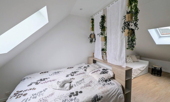 Quincy-Voisins Apartamento | Duplex, Sleeps 3 w/Secure Garage, 30min to Disney
