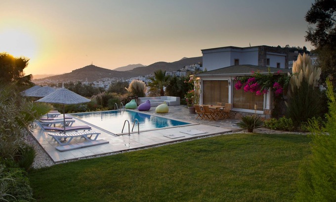 Bodrum City Center Apartamento | Apartamento dúplex en una villa con piscina con impresionantes vistas sobre Bodrum y el mar.