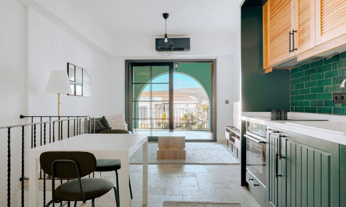 Alacati Apartamento | Duplex Villa w Balcony 5 min to Beach in Alacati