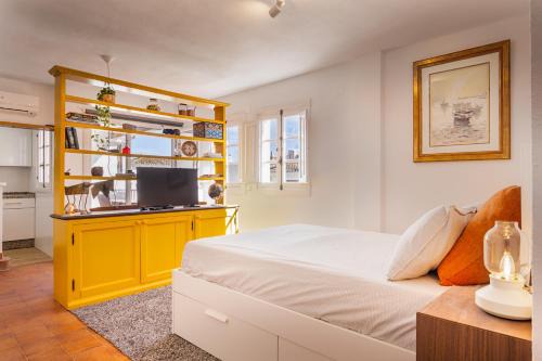 Castillo de Sabinillas Apartamento | Duquesa port studio apartment - bright sunlit terrace