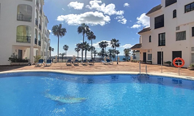 Castillo de Sabinillas Apartamento | Duquesa Superb Seafront Apartment Marina Real