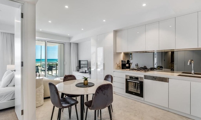 Henley Beach Apartamento | Dusk By The Sea - Gorgeous 2BR Apartment Right By The Ocean With Massive Balcony