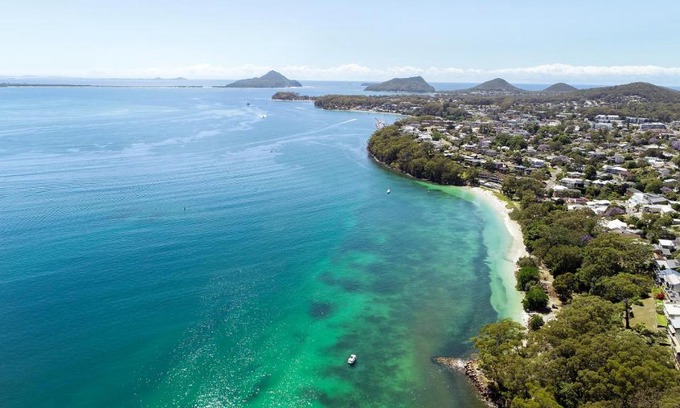 Nelson Bay Hotel | Dutchies Motel Nelson Bay & Dutchmans Beach Apartments