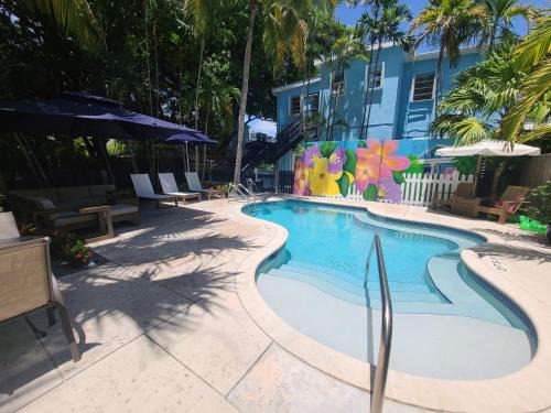 Downtown Apartamento | Duval Street Suite w kitchen and shared heated pool