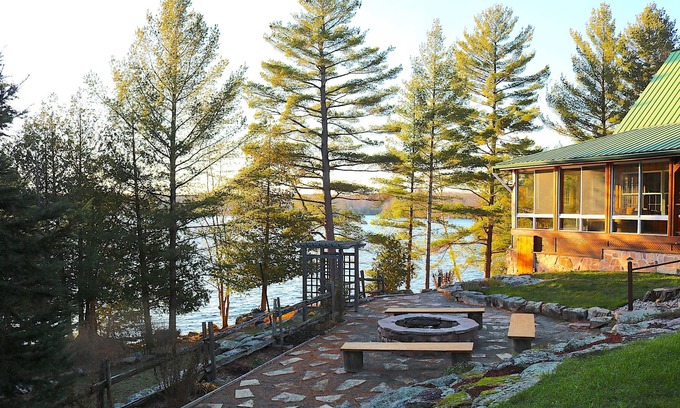 Central Frontenac Cabaña | Dvira’s lakefront cottage - Hot tub & Pool table