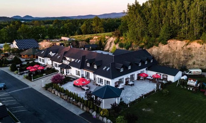 Milkow Apartamento | Dwór Skalny Apartamenty, Pokoje i Restauracja Karczma Skalna