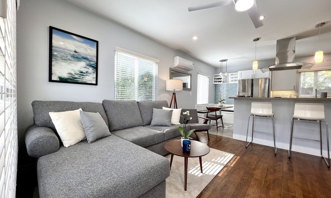 Sunset Park Cabaña | Dwell Art Gallery Home ~ Cozy Cottage Santa Monica