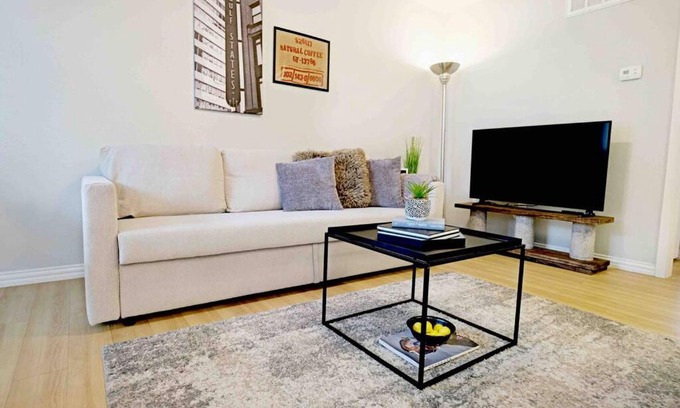 Old East Dallas Apartamento | Dwell By Design & Arboretum Tickets Included